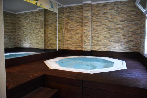 桑塔纳欧科尔莫酒店的客房内的带按摩浴缸的浴室