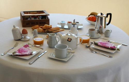 Grilly卢米埃尔日内瓦酒店的一张桌子,上面放着食物和咖啡盘