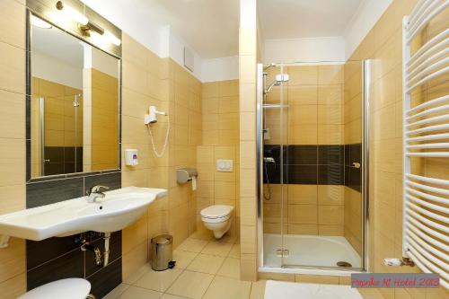 海吉什豪洛姆帕普丽卡M1酒店的一间带水槽、淋浴和卫生间的浴室