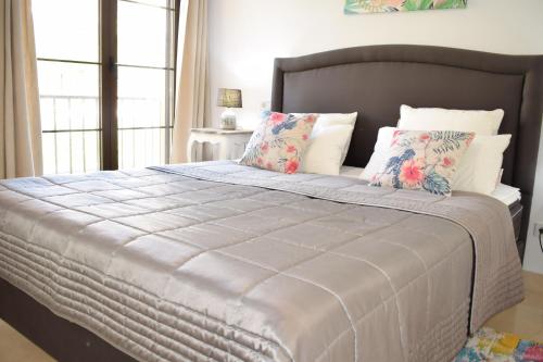 贝纳阿维斯Penthouse Montaña的卧室配有带枕头的大型白色床