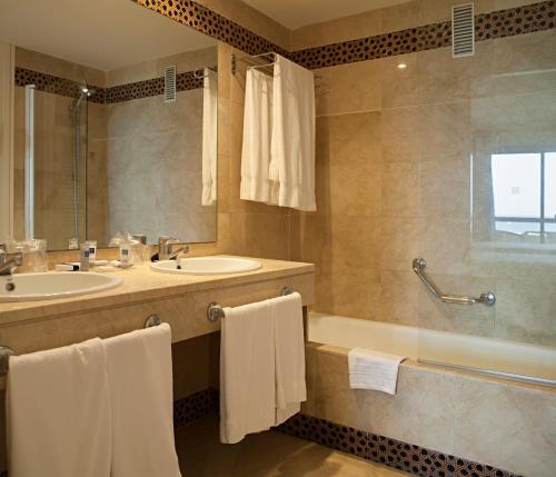 阿尔梅利马AR阿尔梅里玛尔酒店的一间带水槽、浴缸和淋浴的浴室