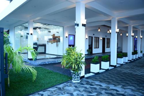 亭可马里里约纳海滩酒店的楼里种植盆栽的大堂