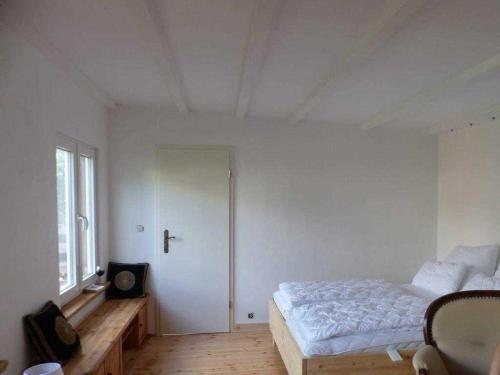 岑平Sommeridyll Zempin的白色的卧室设有床和窗户