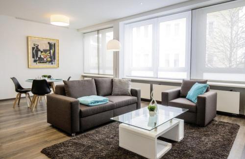 阿尔布斯塔特Apartments by Intermezzo的客厅配有两张沙发和一张桌子
