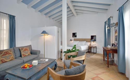 马略卡岛帕尔马圣洛伦索酒店 - 仅限成人的客厅配有沙发和1张床