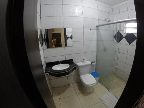 吉巴拉那Hotel Sul Real的一间带卫生间和水槽的小浴室