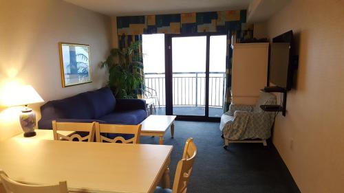 默特尔比奇JeffsCondos - 3 Bedroom - Breakers Resort的客厅配有沙发和桌椅