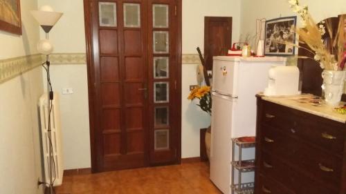 莱魁勒Leopardi的厨房设有门和冰箱