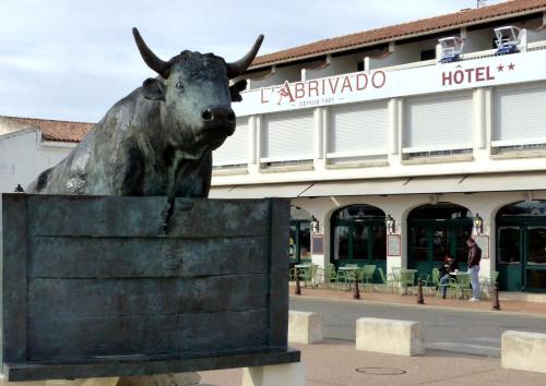 圣马迪拉莫阿布里瓦多酒店的牛雕像在旅馆前