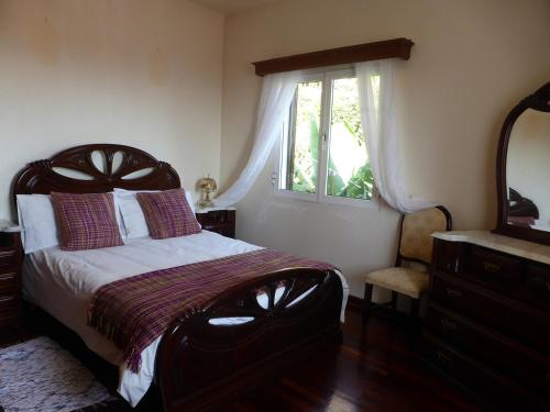 滨海保尔Ocean Paradise BEACH VILLA Paul do Mar的一间卧室设有一张大床和一个窗户。