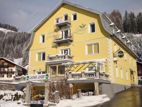 施特拉森兰德加斯托蓝泽旅馆的一座大黄色的建筑,地面上积雪