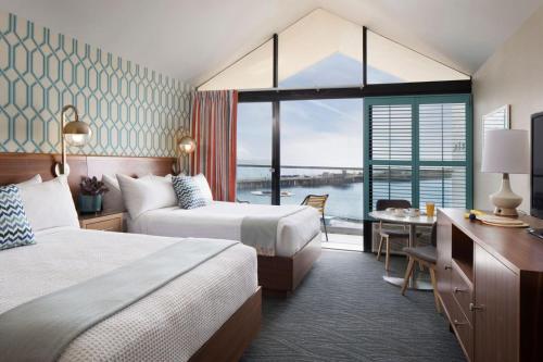 圣克鲁兹圣克鲁斯梦之酒店的酒店客房配有两张床和一张书桌