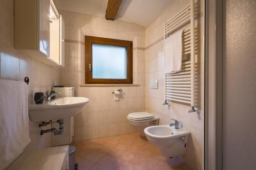 拉波拉诺泰尔梅San Paterno B&B的一间带水槽和卫生间的浴室以及窗户。