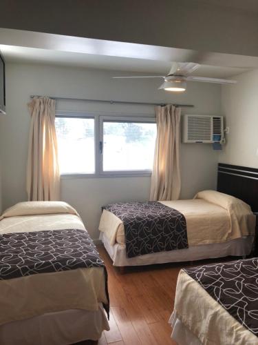 特尔马斯德里奥翁多特马斯铂金全包酒店的一间卧室设有两张床和窗户。