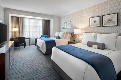芬德利The Hancock Hotel的酒店客房设有两张床和电视。
