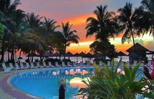 山都望达迈海滩度假村的一座享有日落美景的度假游泳池