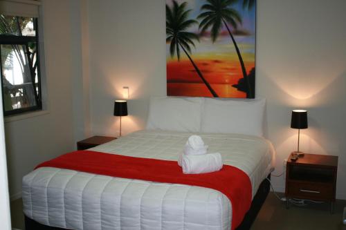 芒格努伊山阿特拉斯套房公寓酒店的一间卧室配有一张大床,上面有毛巾