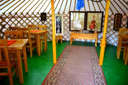 乌兰巴托达尼斯塔游牧之旅旅舍的蒙古包内带桌椅的房间