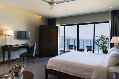 岘港Dan Oasis Hotel and Apartment的酒店客房设有一张床,享有海景。