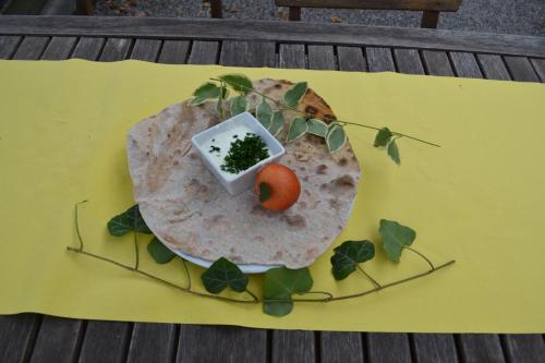 HaunoldsteinGasthaus Kleebinder的桌上的盘子,带玉米饼