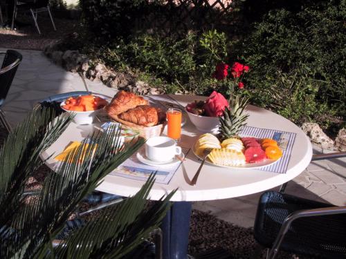 阿盖艾丝特雷拉罗吉斯酒店的一张桌子,上面放着早餐食品托盘