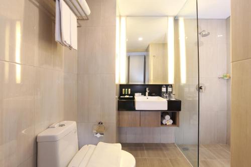 泗水瑞士贝林泗水唐均苏拉巴亚酒店的一间带卫生间和水槽的浴室