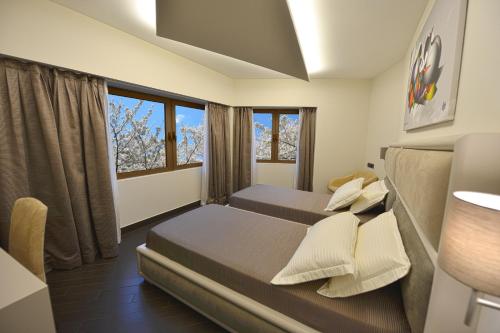斯库台Petit Hotel Elita的一间卧室设有两张床和窗户。