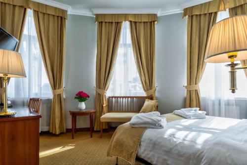 塔林我的城市酒店的酒店客房带一张床、椅子和窗户