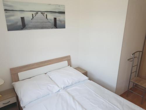 于克里茨Schwalbennest的一间卧室配有一张带码头图片的床