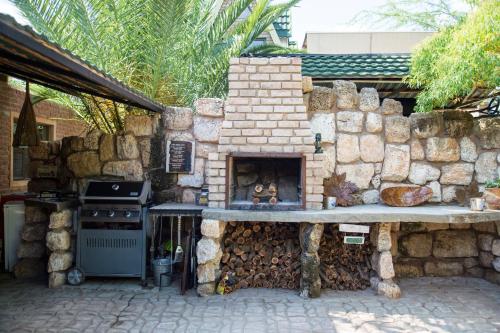楚梅布Villa Africa Guesthouse的石制厨房设有炉灶和石墙