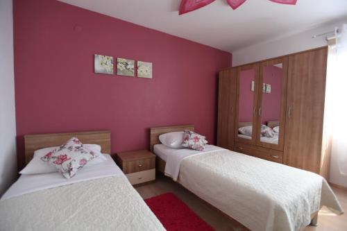卡什泰拉安娜玛利亚公寓的一间卧室设有两张床和红色的墙壁