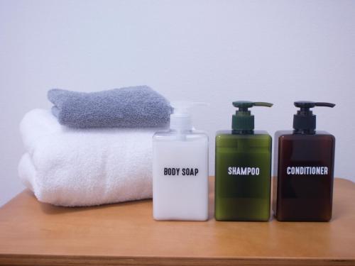 神户居家公园旅馆的几瓶肥皂和一条毛巾