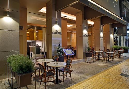 雅典菱形酒店的大楼内带桌椅的餐厅