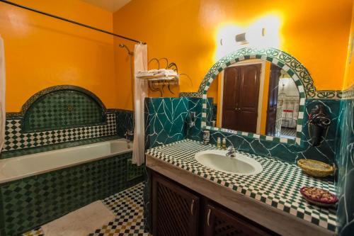 非斯里亚德拉拉佐必达酒店的一间带水槽和镜子的浴室