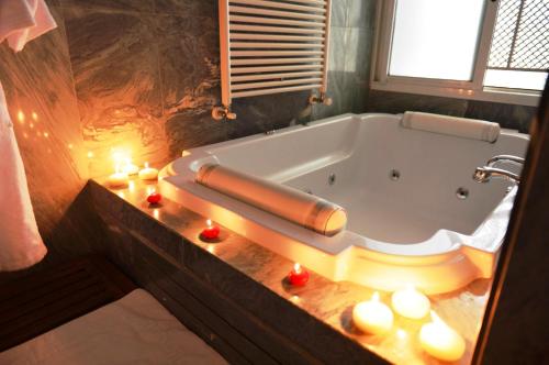 Chtaura马萨布基酒店的浴室设有1个带蜡烛的浴缸。