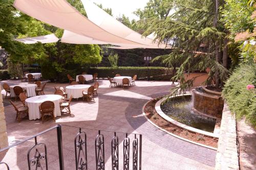 Chtaura马萨布基酒店的一个带桌椅的庭院和一个喷泉