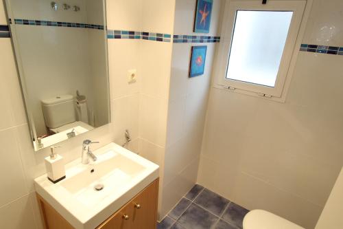 瓦伦西亚Welcome Valencia Benimaclet的一间带水槽、镜子和卫生间的浴室