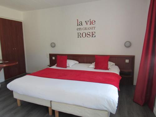 佩罗斯-吉雷克莱斯斯特恩思斯涛特尔酒店的卧室配有带红色枕头的大型白色床