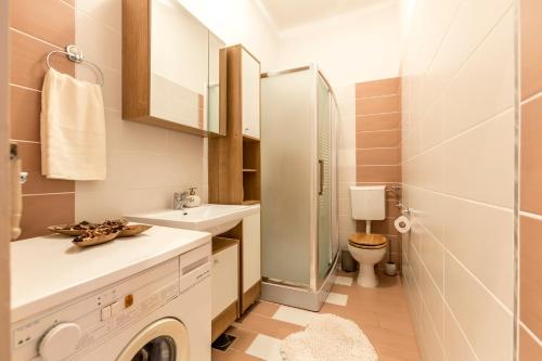 索林Boban Sunny Apartment的一间带水槽和洗衣机的浴室