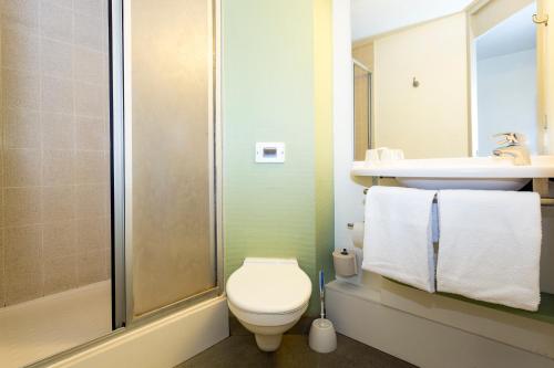 坎佩尔坎佩尔伊塔普酒店的浴室配有卫生间、淋浴和盥洗盆。