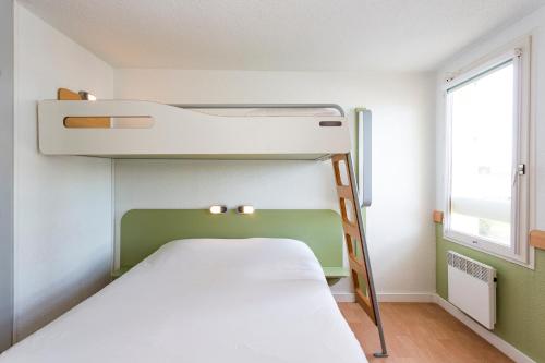 坎佩尔坎佩尔伊塔普酒店的小型客房设有一张双层床,配有窗户