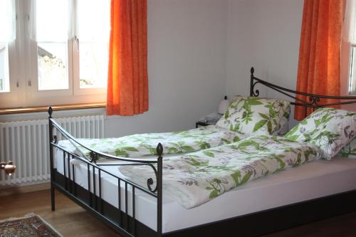 Bunzen思迪尼曼宾馆的一间卧室配有一张带绿色和白色床单的床