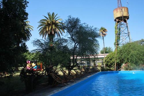 贝伦埃斯科巴El Solar de Belén的度假村的游泳池,后面是水塔