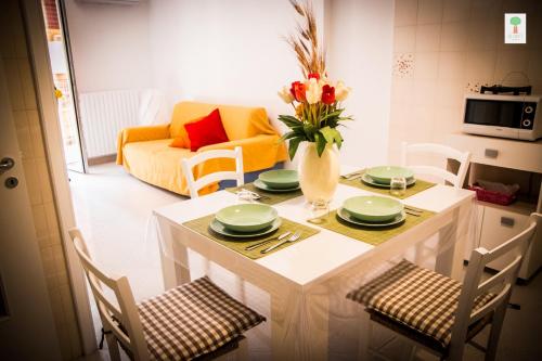滨海波利尼亚诺Giolì的厨房以及带桌椅的起居室。