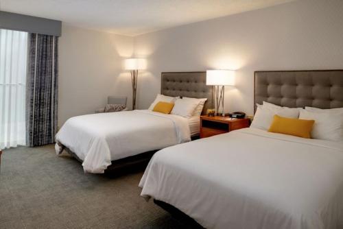 安娜堡肯辛顿酒店的酒店客房设有两张床和两盏灯。