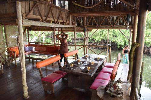 Urraca Monkey Island Eco-Resort餐厅或其他用餐的地方