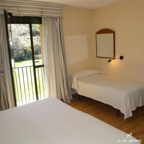 BalboaAncares的一间卧室设有两张床和一个美景窗户。