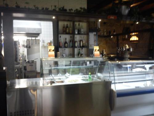 尼尔斯泰因楚库弗尔申科酒店的厨房配有柜台。