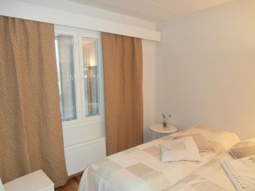 奥卢纳里斯威特霍内斯托酒店的一间卧室设有一张床和一个窗口
