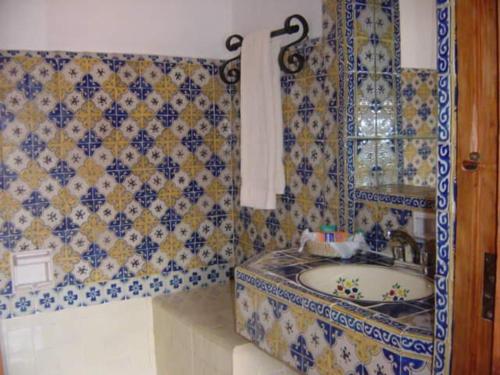 塔斯科·德·阿拉尔孔米卡斯塔酒店的浴室设有水槽和蓝色及白色瓷砖